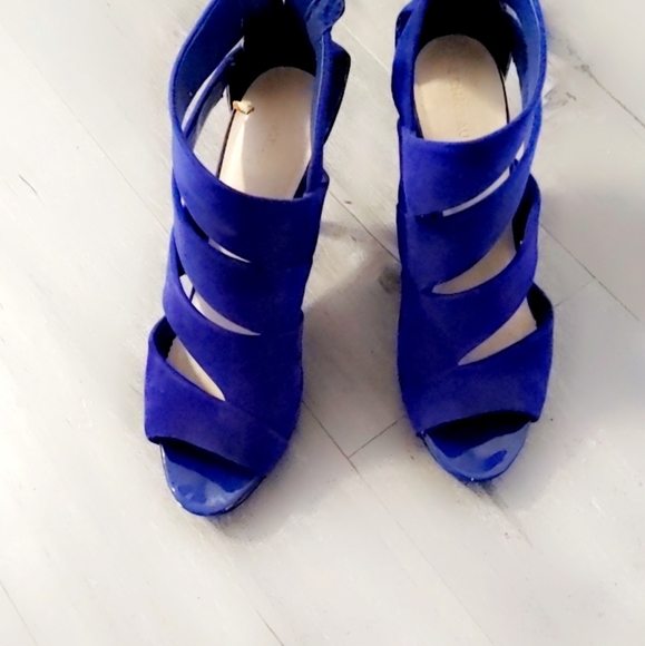 Le Chateau royal blue cut out side heels size 9. 5 - Picture 2 of 2